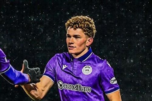 Jacob Devaney lập siêu phẩm mở tài khoản tại Scotland, ghi điểm mạnh với Man United