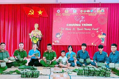 Gói và tặng 500 chiếc bánh chưng cho hộ khó khăn