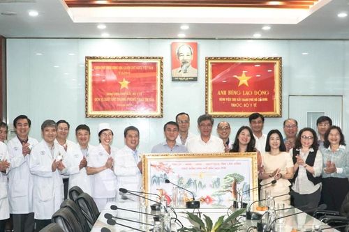 Phó Chủ tịch UBND tỉnh Lâm Đồng Nguyễn Minh chúc Tết hai bệnh viện tại TP. Hồ Chí Minh
