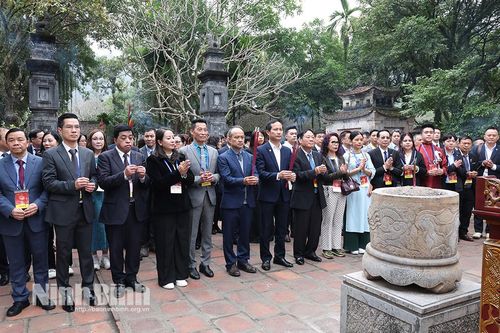 Đoàn đại biểu dự Chương trình gặp gỡ, kết nối kiều bào với tỉnh Ninh Bình dâng hương tại Khu Di tích quốc gia đặc biệt Cố đô Hoa Lư