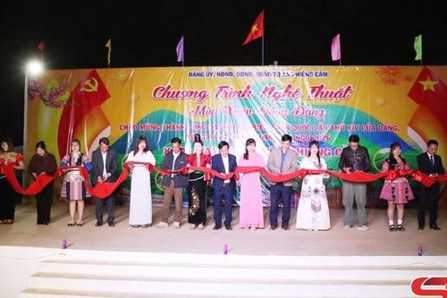 Chương trình nghệ thuật mừng Đảng, mừng Xuân và khai mạc Chợ phiên Phiêng Cằm