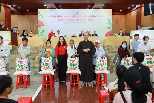 Chùa Diệu Pháp, Thiên Trì, tịnh xá Lộc Uyển và Câu lạc bộ Cỏ Bốn Lá tặng quà Tết đến người dân khó khăn