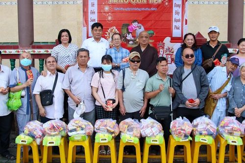 Chùa Huê Nghiêm (P.Thủ Đức) trao 400 phần quà Tết ấm áp đến bà con khó khăn