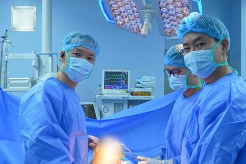 Bệnh nhân Mỹ vượt nửa vòng trái đất sang Việt Nam thay khớp gối