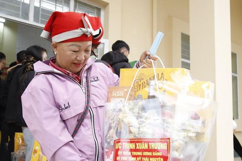 Bí thư Tỉnh ủy Thái Nguyên Trịnh Xuân Trường tặng quà tết hộ nghèo xã Ngũ Chỉ Sơn, tỉnh Lào Cai