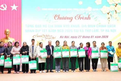 NHCSXH Hà Nội tặng quà Tết cho các hộ nghèo, hộ có hoàn cảnh khó khăn