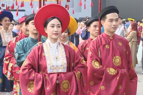 Cổ phục Việt hòa nhịp cùng đời sống hiện đại