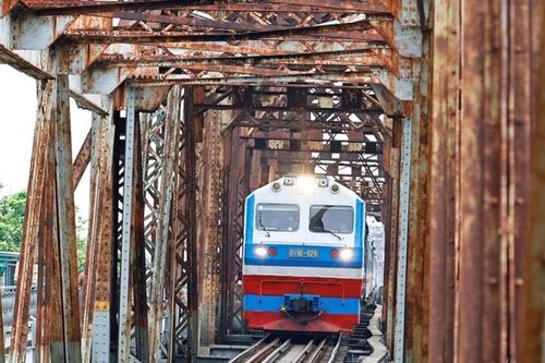 Tạm dừng tàu qua cầu Long Biên