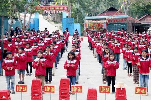 Trao 450 áo ấm cho học sinh một xã miền núi khó khăn ở Nghệ An