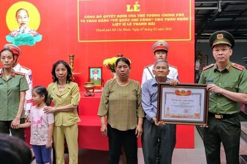 Công an TPHCM: Trang trọng tổ chức Lễ trao Bằng 'Tổ quốc ghi công' cho gia đình Liệt sĩ Lê Thanh Hải
