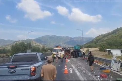Tai nạn liên hoàn trên cao tốc Cam Lâm - Vĩnh Hảo khiến giao thông ùn tắc kéo dài
