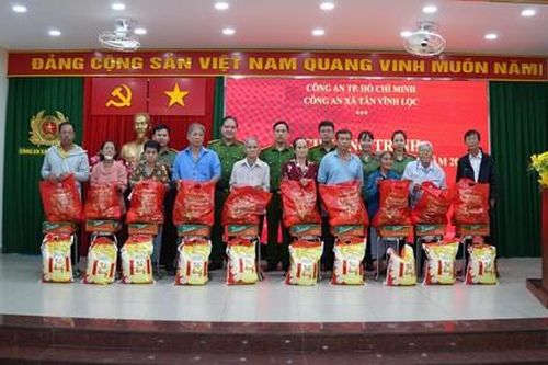 Công an xã Tân Vĩnh Lộc tổ chức nhiều hoạt động chăm lo Tết cho người dân