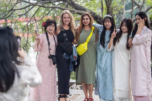 Thiếu nữ Hà Nội diện áo dài, chụp ảnh bên hồ Gươm dịp cuối năm