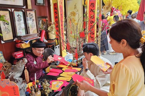Giới trẻ TP.HCM nô nức check-in, xin chữ tại Phố Ông đồ