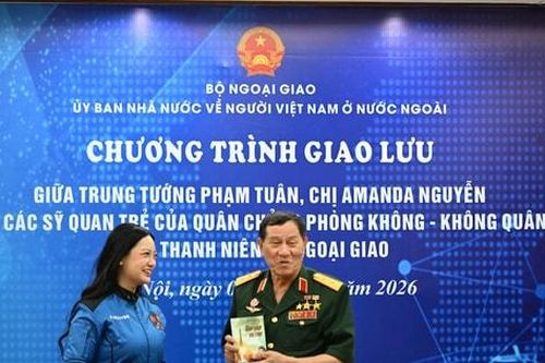 Khát vọng vươn ra không gian từ hai thế hệ người Việt Nam