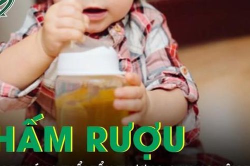 Bé trai 5 tháng tuổi tổn thương gan nghiêm trọng sau nhiều lần bị ông cho nhấm rượu
