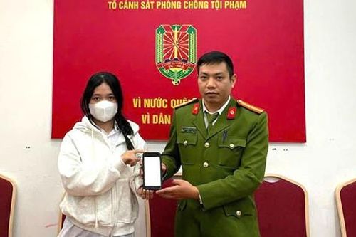 Nữ sinh lớp 11 bất ngờ nhận được 100 triệu từ số tài khoản lạ, vội trình báo công an