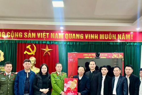 Đoàn Linh mục các giáo xứ thăm, tặng quà và chúc Tết Công an xã Tây Phương