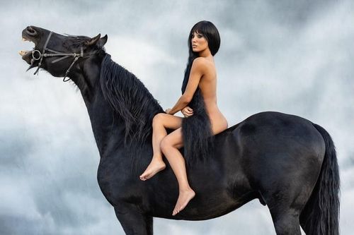 Vợ Kanye West cưỡi ngựa: 'Tôi khỏa thân ở khắp mọi nơi'