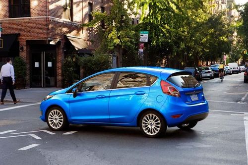 Đại lý muốn bán sedan, Ford kiên quyết nói không