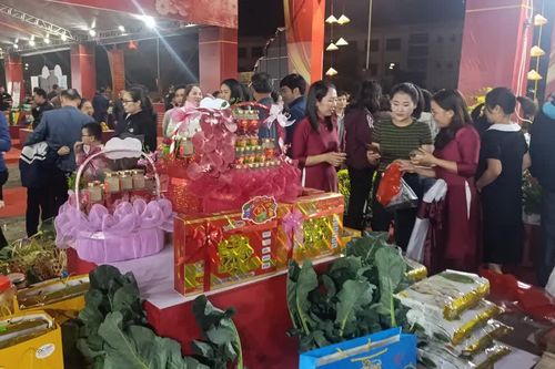 Vui Tết sắm hàng Việt: Không khí rộn ràng hội chợ Xuân Kiều Phú
