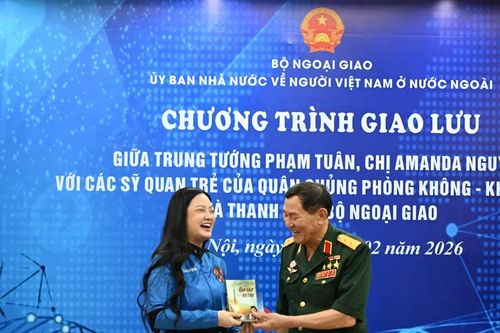 Cuộc gặp giữa hai thế hệ 'mở đường' và 'tiếp nối' vươn ra không gian của Việt Nam