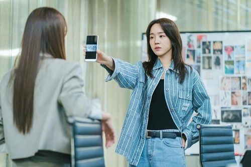 Khi đồng nghiệp hỏi mỉa: 'Thưởng nhiều thế sao không khao?', người EQ thấp tức tối còn người EQ cao chỉ đáp một câu mà đối phương ngượng chín mặt