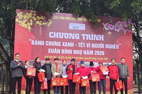 Sẻ chia yêu thương tại chương trình 'Bánh chưng xanh - Tết vì người nghèo' 2026