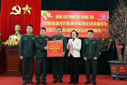 Phó Thủ tướng Phạm Thị Thanh Trà chúc Tết, động viên cán bộ, chiến sĩ Đồn Biên phòng Bát Xát