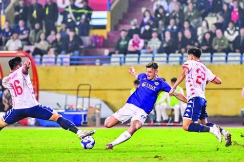 Hà Nội FC vươn lên thứ tư