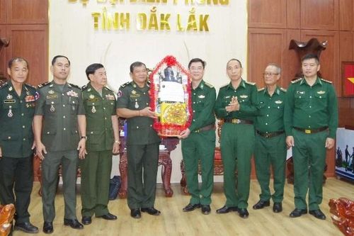 Cục Công tác biên giới, Bộ Tổng Tư lệnh Quân đội Hoàng gia Campuchia thăm, chúc Tết Ban Chỉ huy Bộ đội Biên phòng Đắk Lắk