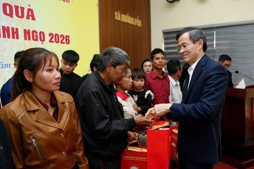 Đồng chí Đoàn Minh Huấn thăm, trao quà tết tặng người nghèo và cán bộ, chiến sĩ tại Điện Biên