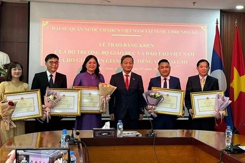 Năm giáo viên dạy tiếng Việt tại Lào nhận Bằng khen của Bộ trưởng Giáo dục và Đào tạo
