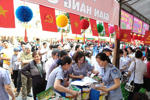 Thắm tình quân dân trong 'Phiên chợ nghĩa tình'