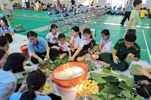 Bộ đội giúp các thầy, cô giáo gói bánh chưng tặng học sinh nghèo