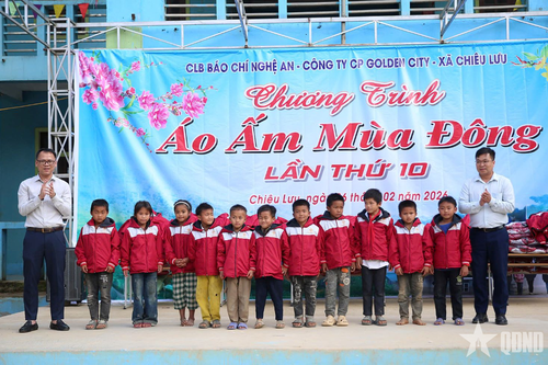 Hành trình 10 năm mang 'Áo ấm mùa đông' đến với học sinh vùng cao Nghệ An
