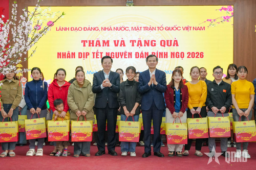 Giám đốc Học viện Chính trị quốc gia Hồ Chí Minh thăm, trao quà tặng hộ nghèo ở Điện Biên