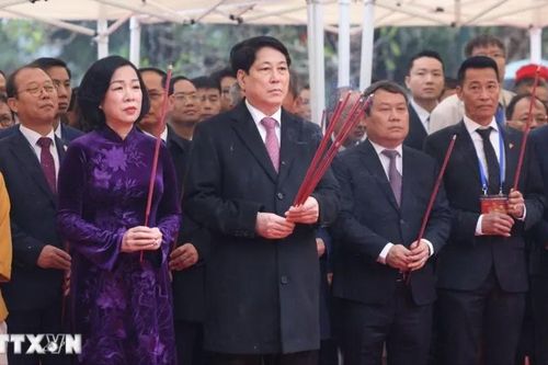 Chủ tịch nước Lương Cường cùng đại biểu kiều bào dâng hương tại Tượng đài Vua Lý Thái Tổ