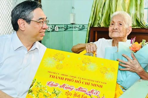 Lãnh đạo TPHCM thăm, tặng quà tết đến người cao tuổi, hộ nghèo