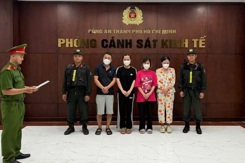 Triệt phá đường dây buôn bán nước hoa giả, bắt giữ 4 đối tượng