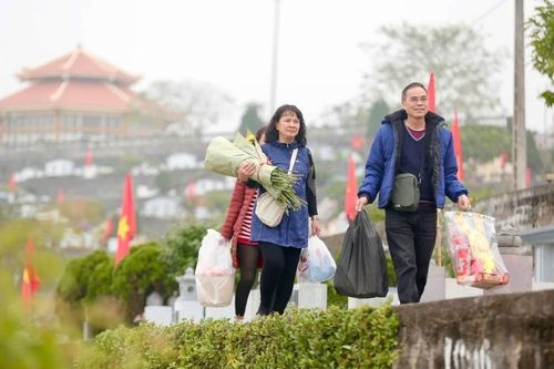 Nhiều gia đình về nghĩa trang tảo mộ, mời gia tiên về đón Tết