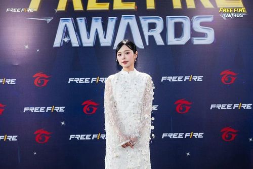 MC Yoonsul diện áo dài trắng, fan rộn ràng đón Tết
