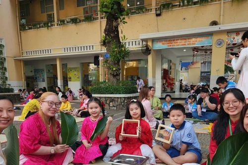 Trường học TPHCM 'đánh thức' Tết truyền thống bằng hoạt động gói bánh chưng