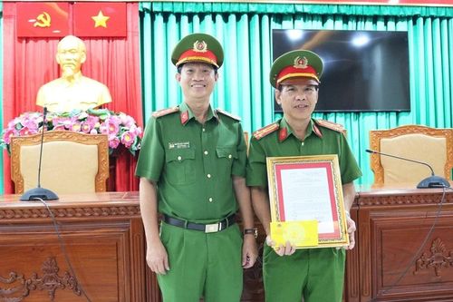 Công an phường Long Xuyên được Bộ Công an khen thưởng đột xuất