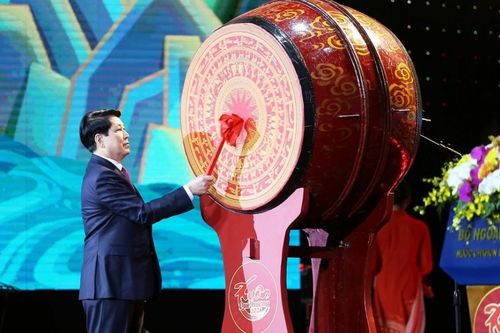 Chủ tịch nước Lương Cường chúc Tết bà con kiều bào và đánh trống khai hội mừng Xuân Quê hương 2026