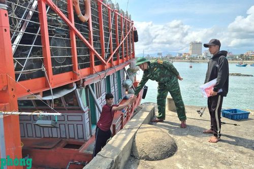 Đồn Biên phòng Nhật Lệ kịp thời hỗ trợ tàu cá bị mắc cạn trên biển