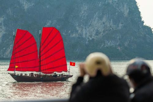 Xuất hiện thuyền ba vách độc đáo trên vịnh Hạ Long
