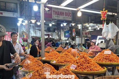 Săn cá, tôm giá 'rẻ không tưởng' ở thủ phủ đồ khô Sài thành