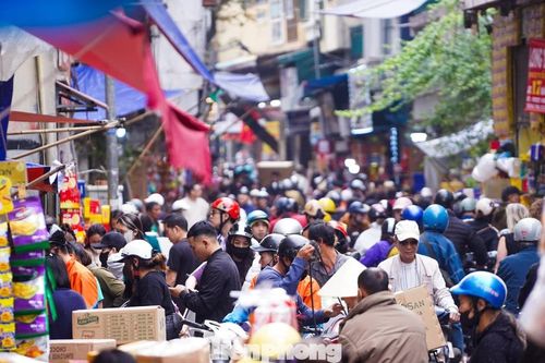 Tất bật 'thủ phủ' bánh kẹo phố cổ Hà Nội ngày giáp Tết