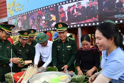 Ấm áp nghĩa tình quân - dân nơi biên giới Đắk Lắk